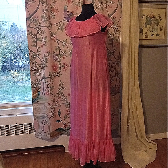 Vintage 1960s woman's full length polyester popsicle pink nightgown - Picture 4 of 13